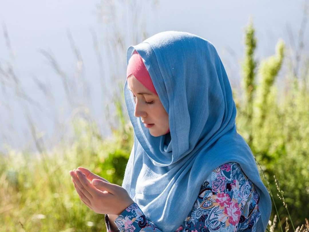 Muslimah berdoa sebagai penguatan keimanan. (Ilustrasi)