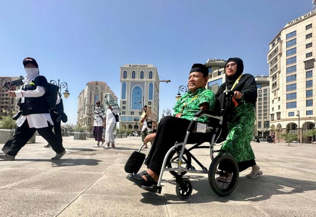 Kesetiaan Siti Rihmatiah bersama suaminya yang memiliki keterbatasan fisik menjalankan arbain di Masjid Nabawi. (Foto: Istimewa)