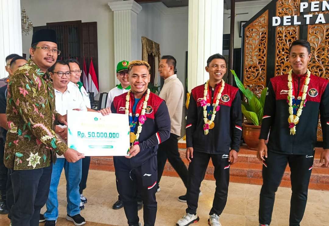 Bupati Sidoarjo serahkan bonus kepada atlet Sea Games (Foto : Aini/Ngopibareng.id)