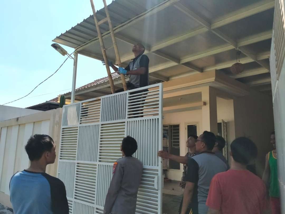 Polisi melakukan olah Tempat Kejadian Perkara (TKP) di dua rumah yang dibobol pencuri di Kota Probolinggo. (Foto: Ikhsan Mahmudi/Ngopibareng.id)