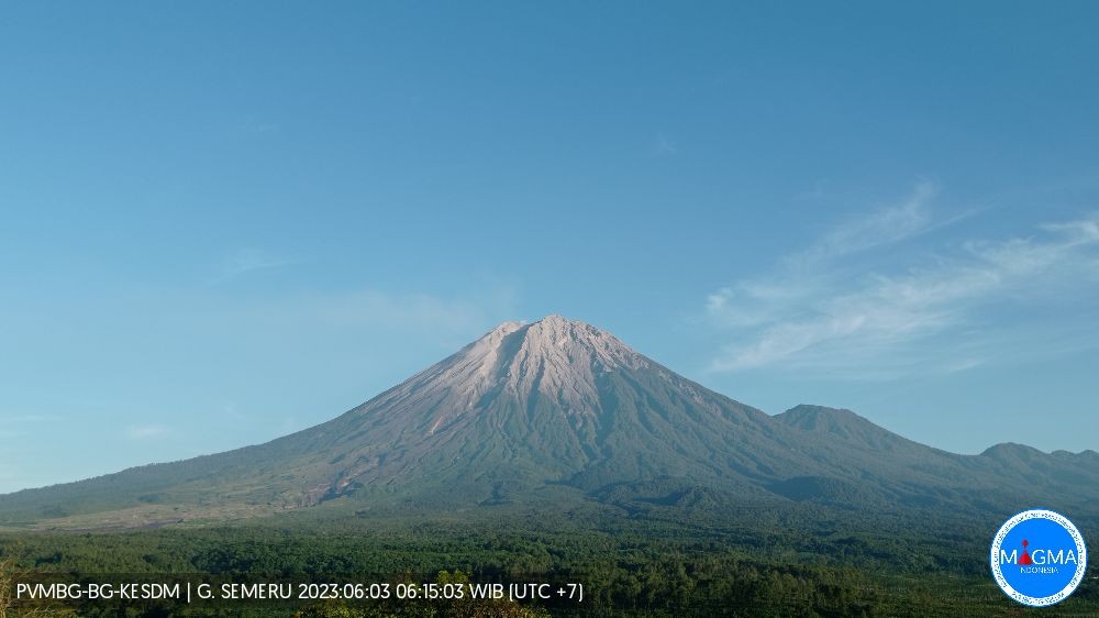 Gunung Api Semeru, terlihat jelas pagi ini, pada Sabtu-3-6-2023. (Foto: magma.esdm)