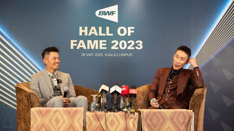 Legenda bulutangkis Malaysia, Lee Chong Wei (kanan) masuk Hall of Fame BWF 2023 bersama legenda China, Lin Dan. (Foto: Twitter BWF)