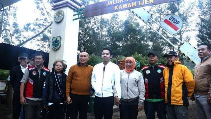Gubernur Jatim, Khofifah Indar Parawansa saat berkunjung ke Gunung Ijen. (Foto: Istimewa)