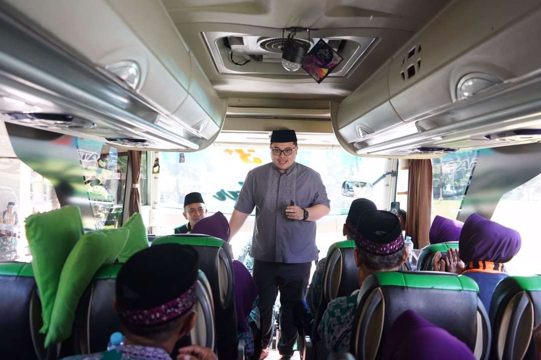 Bupati Kediri Hanindhito Himawan Pramana saat memberangkatkan CJH Kabupaten Kediri. (Foto: Istimewa)