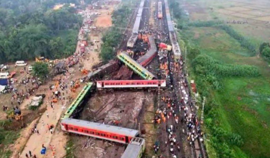 Sedikitnya 288 orang meninggal di India, dalam kecelakaan terburuk selama 20 tahun terakhir. Diduga tabrakan itu terjadi akibat kegagalan sinyal. (Foto: Twitter @daily_loud)