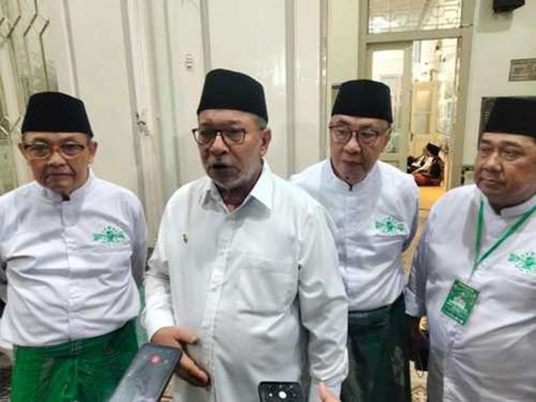 KH Ahmad Dzul Hilmy (Rais Syuriyah) - dari kiri ke kanan - Dr KH Umarsyah (Ketua Tanfidziyah), KH Saeful Chalim (Katib), H. Masduki Thoha (Sekretaris). (Foto: Istimewa)
