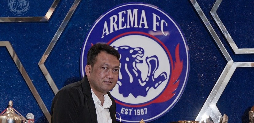 Manajer Tim Arema FC, Wiebie Dwi Andriyas saat berada di Kantor Arema FC (Foto: Twitter/@Aremafcofficial)