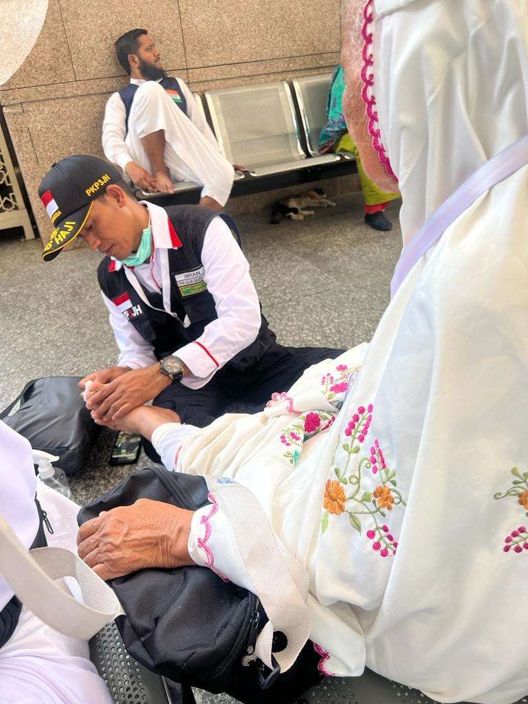 Tim kesehatan sedang merawat jemaah yang mengalami melepuh pada kaki karena tidak pakai sandal. (Foto: Istimewa)