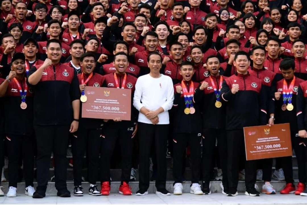 Presiden Jokowi didampingi Menpora Dito Ariotedjo saat melepas kontingen SEA Games 2023. (Foto: Instagram @jokowi)