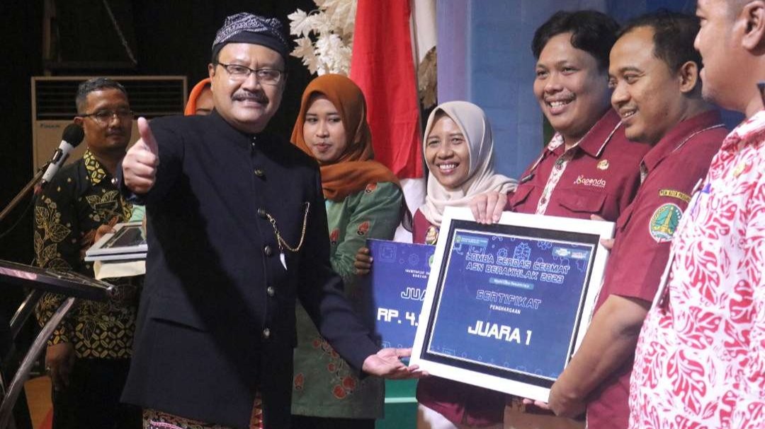 Walikota Pasuruan Saifullah Yusuf (Gus Ipul) menyerahkan secara langsung penghargaan bagi para pemenang lomba cerdas cermat Aparatur Sipil Negara (ASN) Ber-AKHLAK di Aula Valencia, Kamis 25 Mei 2023. (Foto: Humas Pemkot Pasuruan) 
