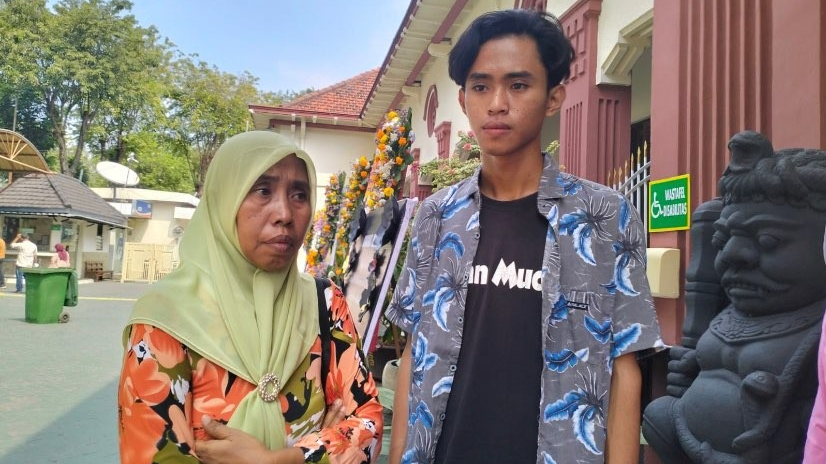 Ibu korban remaja putri tewas di Gudang Peluru, saat datangi Pengadilan Negeri Surabaya. (Foto: Andhi Dwi/Ngopibareng.id)