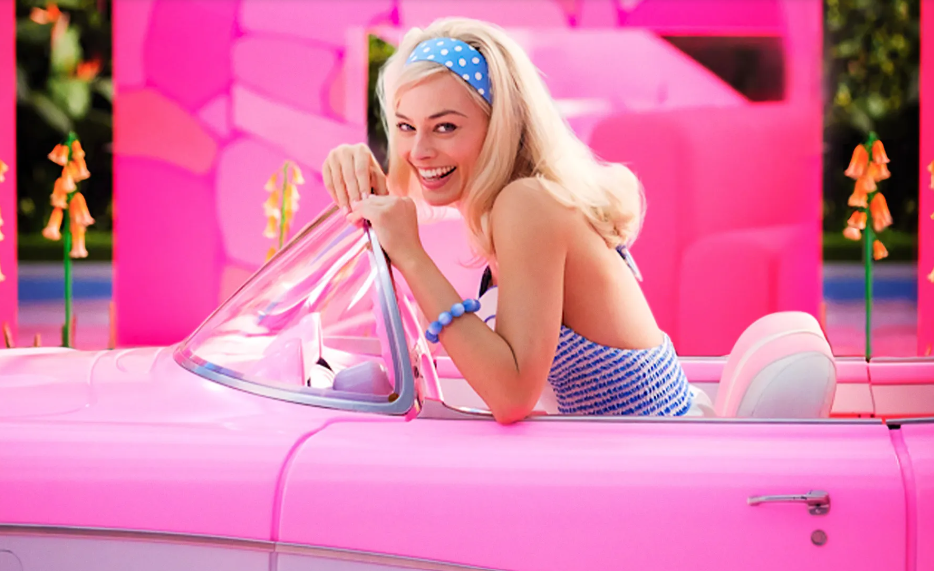 Film Barbie bakal dirilis 21 Juli 2023 nanti. Produser desain film mengklaim jika setting tempat syuting film telah menghabiskan stok cat warna pink. (Foto: Waner Bros via Vogue)