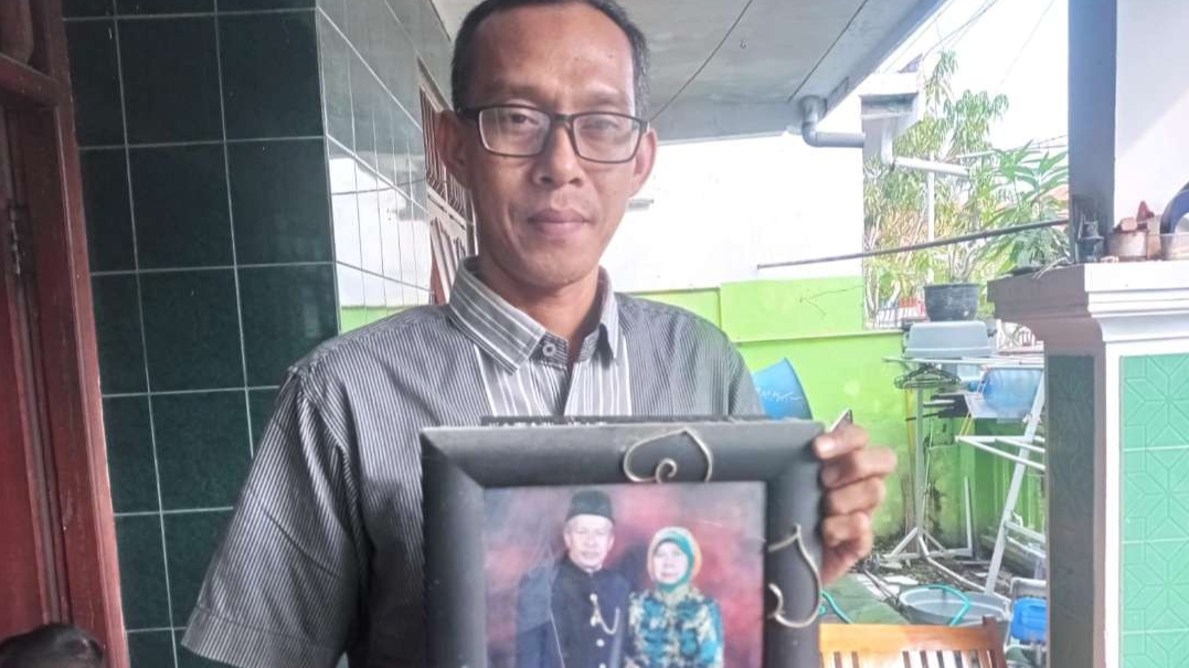 Foto kenangan almarhum Mardi Wijono Teguh, seorang calon jemaah haji. (Foto: Imron Rosidi/Ngopibareng.id)