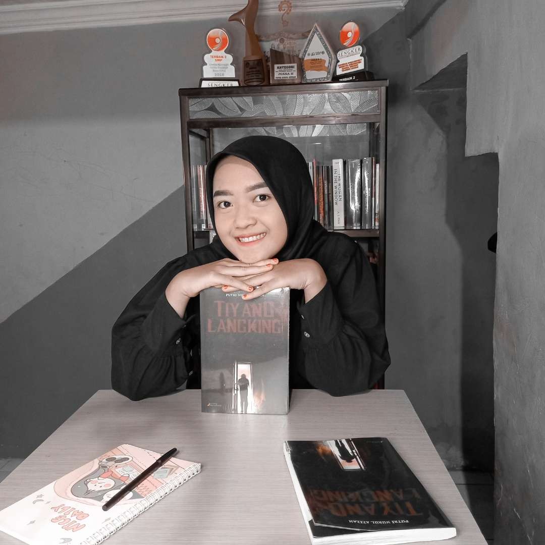 Putri Nurul Azizah, mahasiswa Program Pendidikan Bahasa dan Sastra Indonesia FKIP Unej telah menerbitkan tiga buku. (Foto: Dokumentasi Humas Unej)