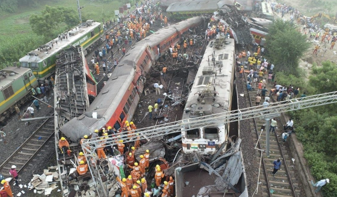 Operasi penyelamatan dan evakuasi korban kecelakaan kereta api di India, resmi dihentikan pada Minggu, 4 Juni 2023. Jumlah korban meninggal direvisi. (Foto: Twitter @Kanthan2030)