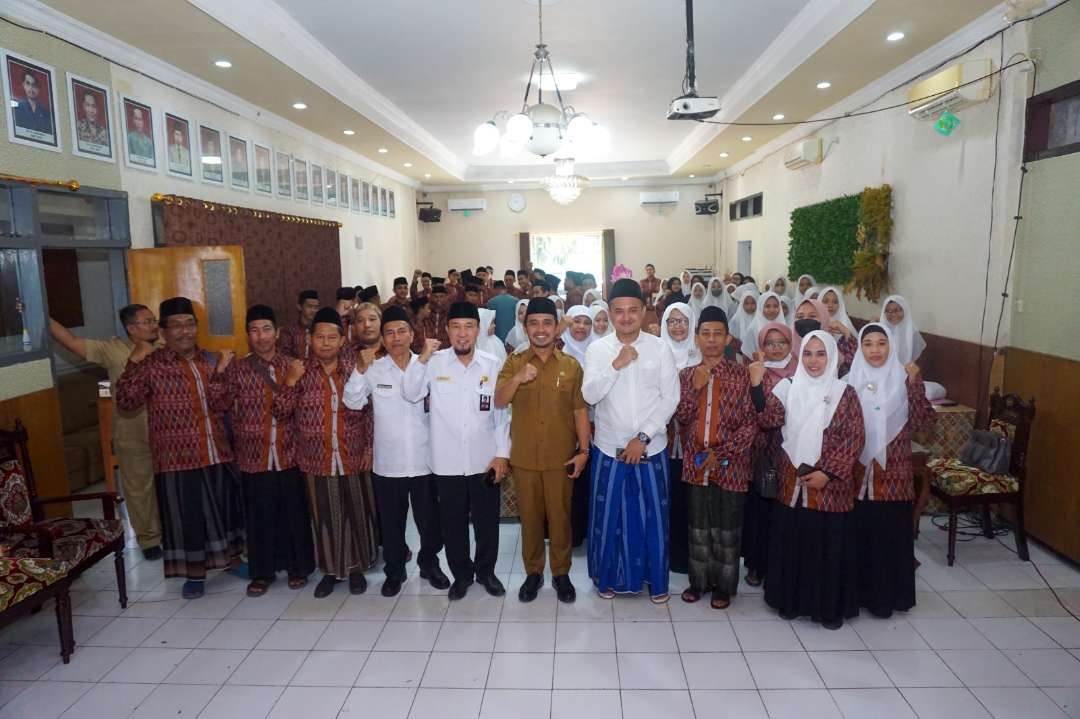 Wakil Wali Kota Pasuruan Adi Wibowo melepas keberangkatan 58 Kafilah Musabaqah Qiraatul Kutub (MQK) untuk mengikuti Lomba MQK Tingkat Jawa Timur, di Kantor Kementerian Agama (Kemenag) Kota Pasuruan, Senin 5 Juni 2023.