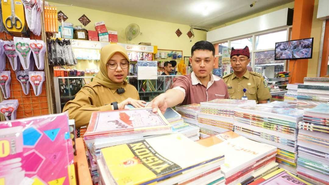 Bupati Banyuwangi Ipuk Fiestiandani memilih buku untuk didonasikan pada warga tidak mampu (foto: Humas Pemkab Banyuwangi)