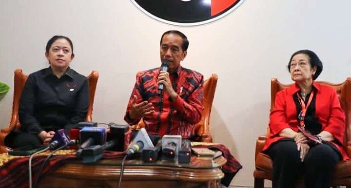 Presisen Jokowi  menyampaikan keterangan pers di Rakernas III PDIP, didampingi Megawati dan Puan Maharani ( foto: MC  PDIP)