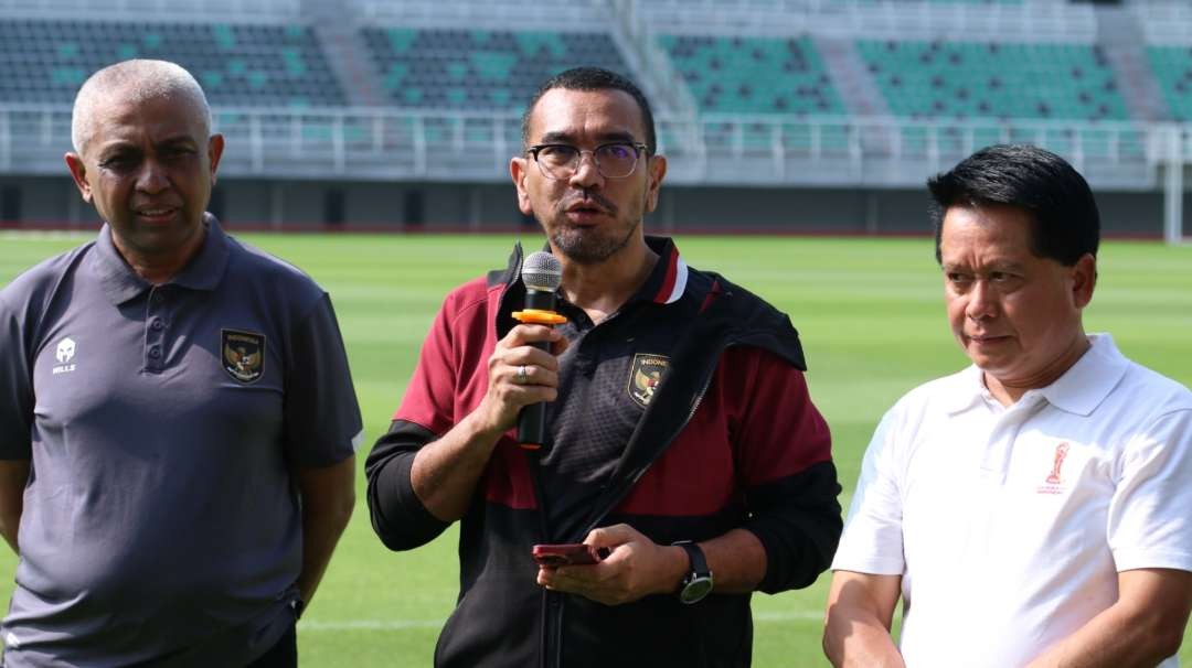 Anggota Komite Eksekutif PSSI, Arya Sinulingga (tengah), saat menjelaskan persiapan laga Timnas melawan Palestina di Stadion Gelora Bung Tomo, Surabaya, Selasa 6 Juni 2023. (Foto: Fariz Yarbo/Ngopibareng.id)
