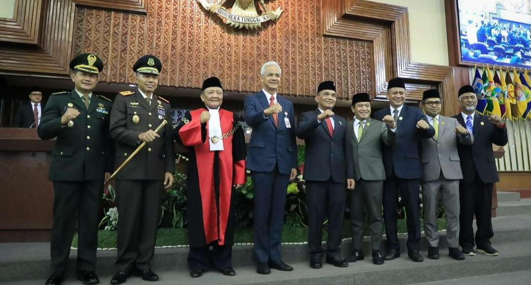 Ganjar Pranowo pada pelantikan Ketua DPRD Jawa Tengah, Sumanto, yang baru saja dilantik. (Foto: Humas Pemprov Jateng)