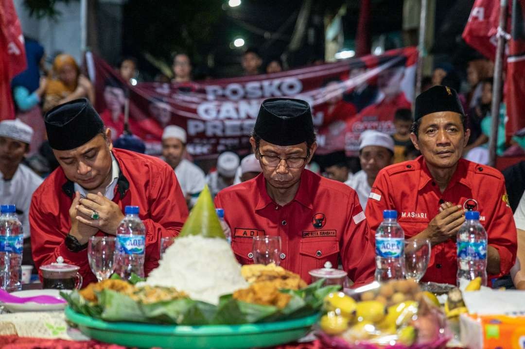 Eri Cahyadi-Adi Sutarwijono bersama Ketua PAC Pabean Cantikan resmikan posko pemenangan Ganjar Pranowo di Pesapen. (Foto: PDI Perjuangan Surabaya)