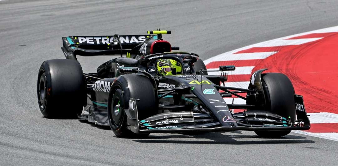Lewis Ham,ilton ingin segera menyelesaikan masalah kontraknya dengan Mercedes AMG F1 di pekan ini. (Foto: Twitter/@MercedesAMGF1)