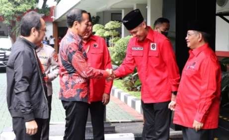 Presiden RI Joko Widodo (Jokowi) hadir langsung dalam Rakernas III PDI Perjuangan di Sekolah Partai PDI Perjuangan di Jalan Raya Lenteng Agung, Jakarta Selatan disambut Ganjar Pranowo (Foto: Media PDIP)