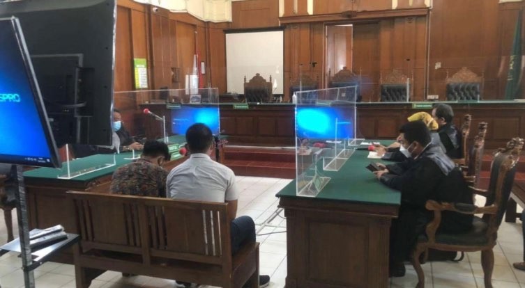 Dua terdakwa aniaya jurnalis Tempo di Surabaya dibawa lagi ke tahanan Polda Jatim (Foto: Andhi Dwi/Ngopibareng.id)