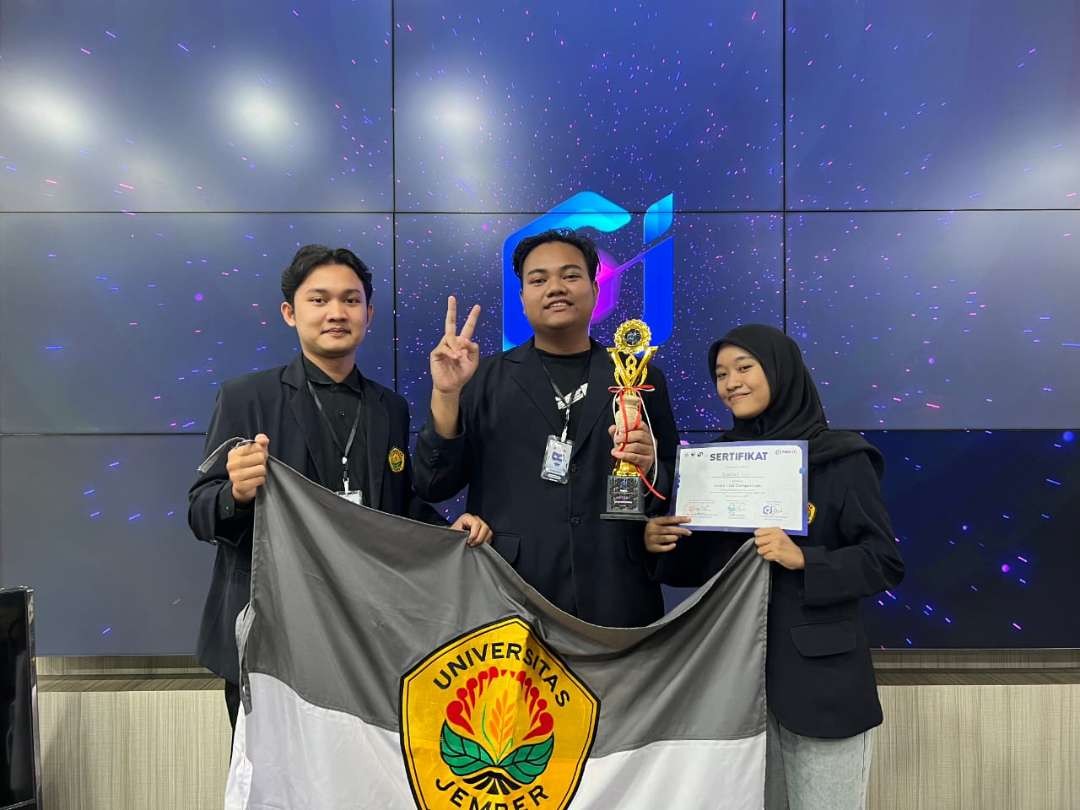 Tiga mahasiswa Unej pencipta aplikasi FreeMe berhasil meraih juara pertama dalam ajang UX Competition 2023 (Foto: Dok Humas Unej)