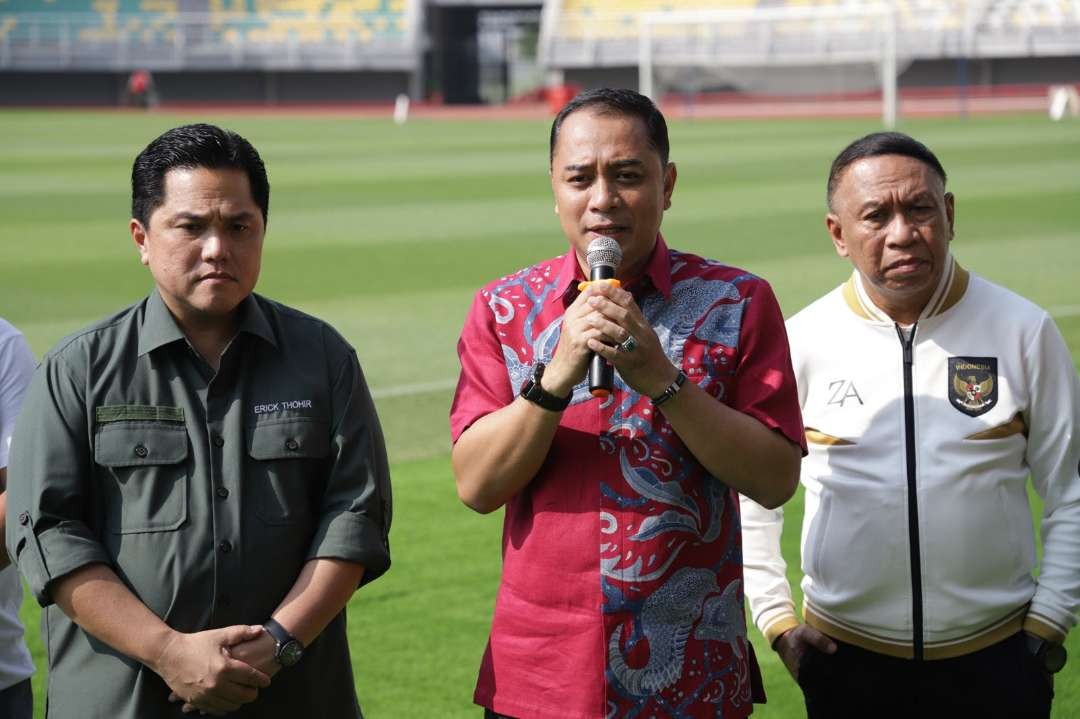 Walikota Surabaya, Eri Cahyadi saat menemani Ketua PSSI, Erick Thohir ketika meninjau kesiapan GBT untuk laga match day. (Foto: Humas Pemkot Surabaya)