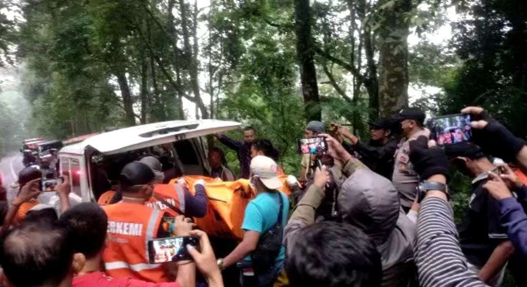 Mayat Dalam Koper Ditemukan di Jurang Pacet Mojokerto. (Foto: dok. Relawan Mojokerto)