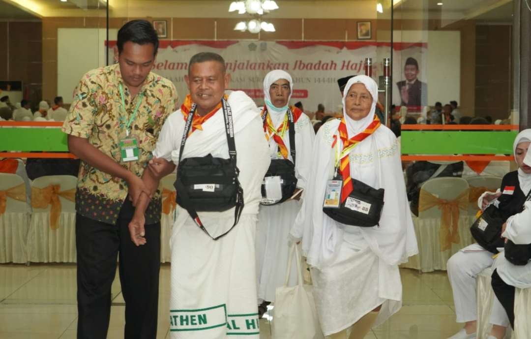 Jemaah haji sudah memakai pakaian ihram saat berada di Embarkasih Surabaya. (Foto: Istimewa)