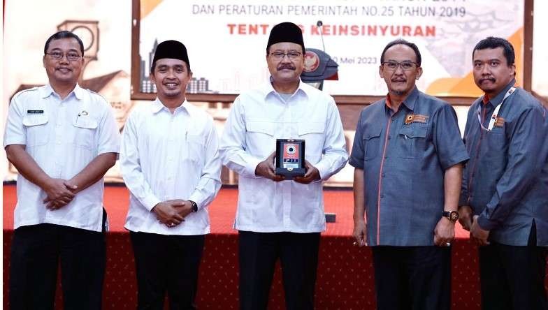 Walikota Pasuruan saat berfoto dengan pengurus  Persatuan Insinyur Indonesia . (Foto: Humas Pemkot Pasuruan)