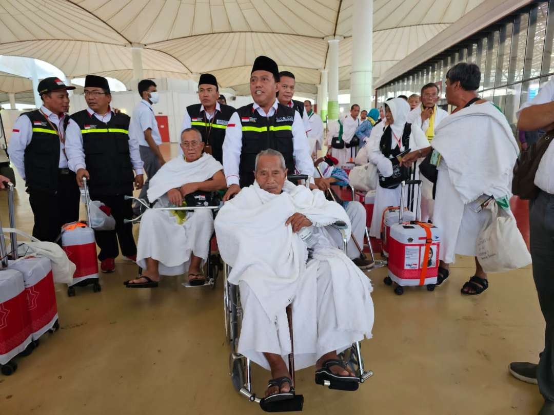 Calon jemaah haji gelombang dua mendarat di Bandara Internasional King Abdul Aziz Jeddah sudah pakai ihram. (Foto: Istimewa)