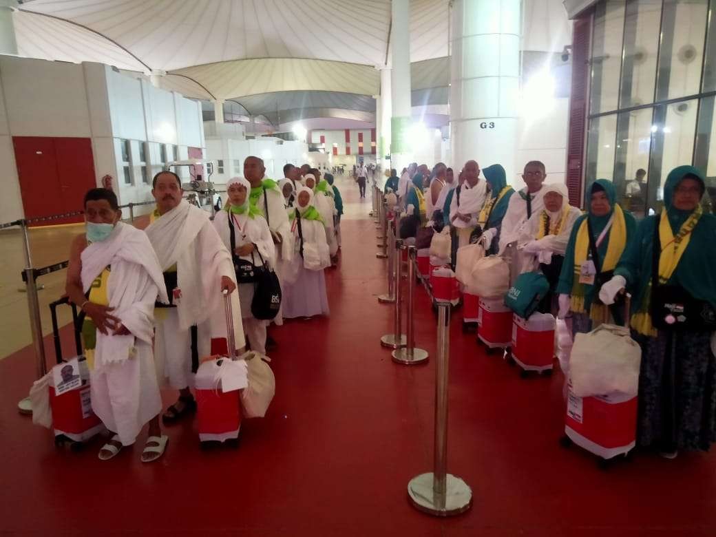 Jemaah haji Indonesia Kloter JKG 42 mengalami kedatangan di Bandara King Abdul Azis, Jeddah