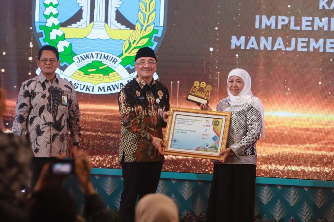 Gubernur Jatim, Khofifah Indar Parawansa (kanan) menerima penghargaan BKN Award dari Plt Kepala BKN RI, Bima Haria Wibisana di Surabaya, Kamis 8 Juni 2023. (Foto: Fariz Yarbo/Ngopibareng.id)