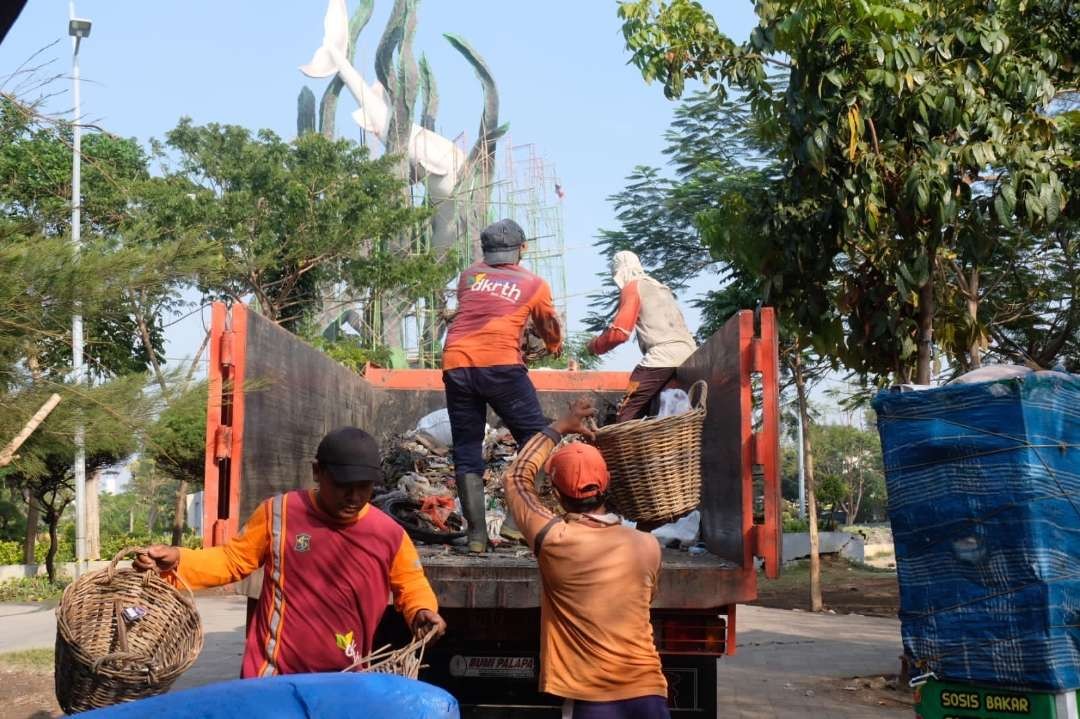 Ilustrasi pengangkutan sampah di Kota Surabaya, yang mulai berkurang 2 ton per hari. (Foto: Humas Pemkot Surabaya)