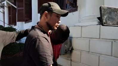 Tersangka pembunuhan terhadap Angelia Natania saat diamankan di Polrestabes Surabaya. (Foto: Tangkapan Layar)