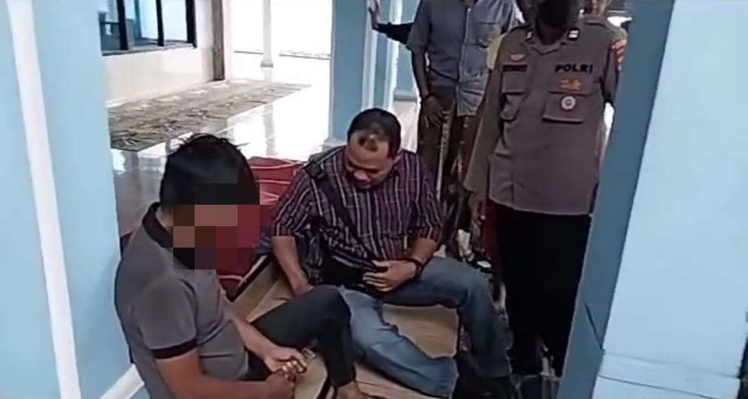 RH saat tertangkap basah hendak mencuri uang di dalam kotak amal masjid (Foto: Tangkap layar video)