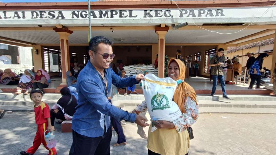 Bulog Kediri menggelontorkan lebih dari 2.000 ton bantuan beras ke warga miskin. (Foto: Fendi Lesmana/Ngopibareng.id)