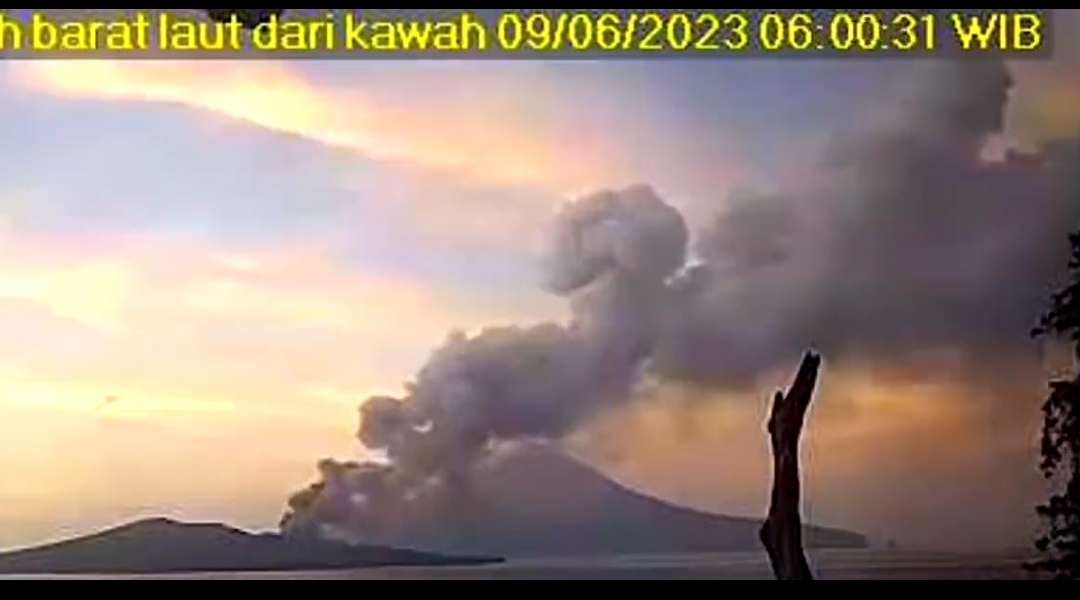 Gunung Anak Krakatau erupsi. (Foto: PVMBG)