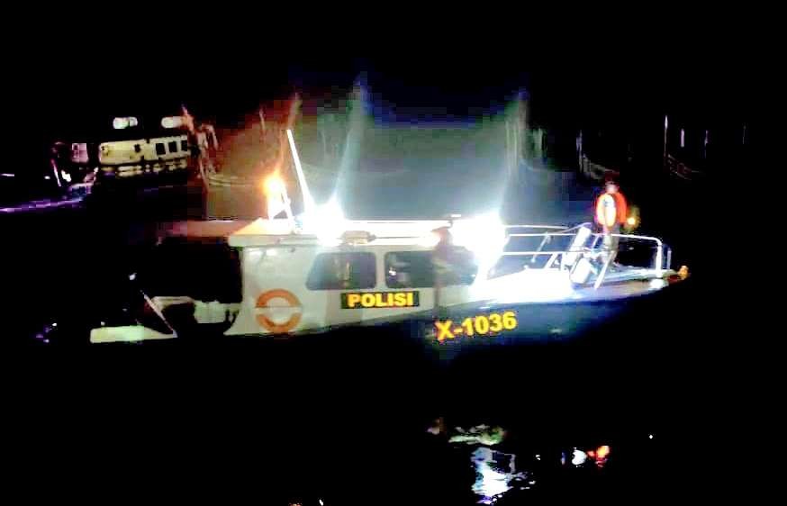 Kapal Patroli Satpolairud Polres Situbondo saat melakukan penyelamatsn tiga ABK KLM Tunas Abadi tenggelam di Perairan Situbondo, Kamis 8 Juni 2023 malam. (Foto: Satpolairud Polres Situbondo)
