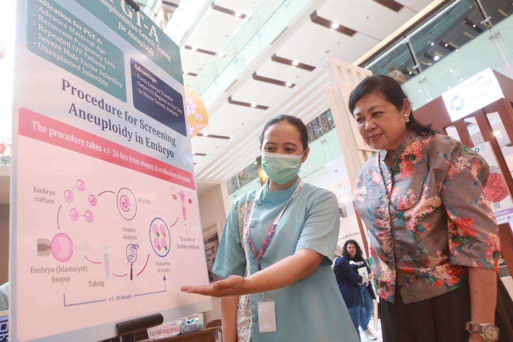 Petugas kesehatan layanan fertilitas di Surabaya saat menjelaskan mengenai prosedur bayi tabung pada salah satu pengunjung IVFF 2023 di Grand City, Surabaya. (Foto: Pita Sari/Ngopibareng.id)