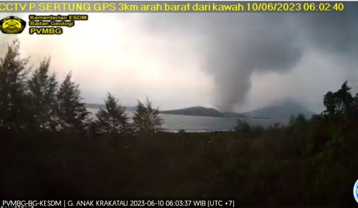 Aktivitas Gunung Anak Krakatau meningkat pada Sabtu, 10 Juni 2023, pagi, melontarkan abu vulkanik setinggi 2.000 meter. (Foto: Magma ESDM)