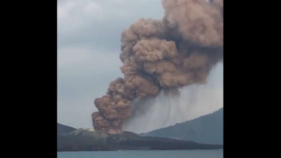 Gunung Anak Krakatau memuntahkan abu vulkanik setinggi 3 km ke udara. (Foto: Twitter)