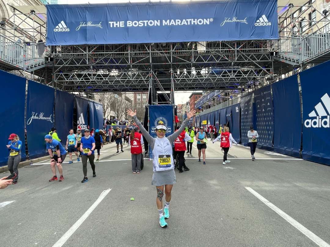 Elly Miniarti ketika tiba di garis finis Boston Maraton 2022