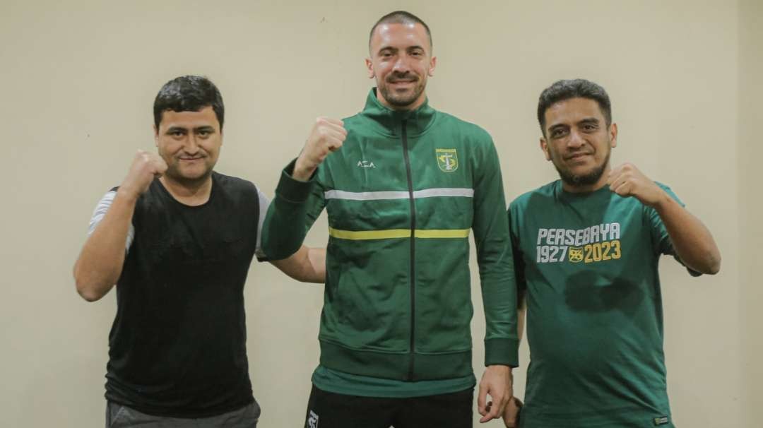 Pemain Asing Persebaya, Dusan Stevanovic (tengah) usai penandatanganan kontrak. (Foto: Persebaya)