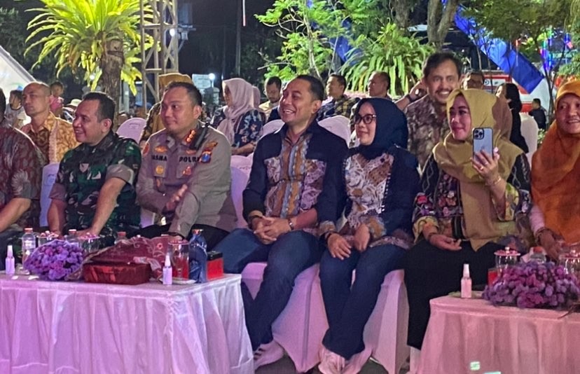 Walikota Surabaya, Eri Cahyadi bersama istri, Rini Indriyani, menyaksikan Festival Musik Surabaya Hebat di Balai Kota, Sabtu 10 Juni 2023. (Foto: Andhi Dwi/Ngopibareng.id)