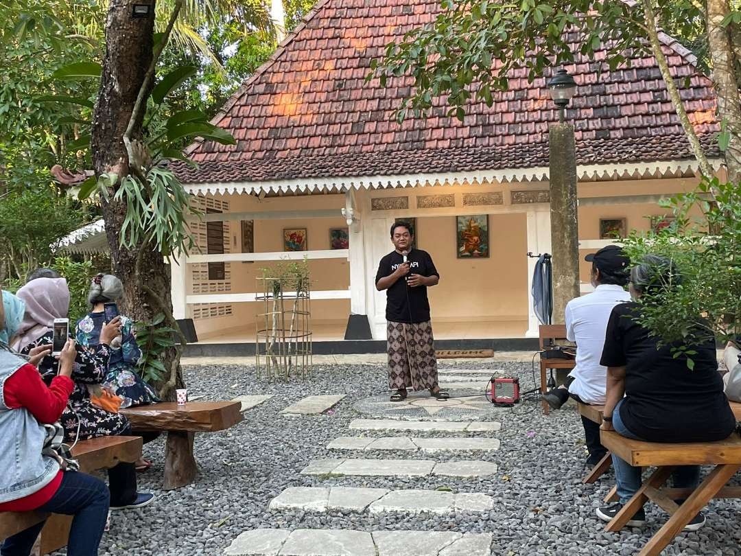 Yoes Wibowo, perupa kelahiran Sidoarjo, memamerkan enam belas karya lukis cat air yang mengolah relief candi itu dalam pameran di Jiwa Gallery, kawasan Banguntapan Bantul, Yogyakarta, bertajuk “Nyala Api". (Foto: Budi Irawanto)