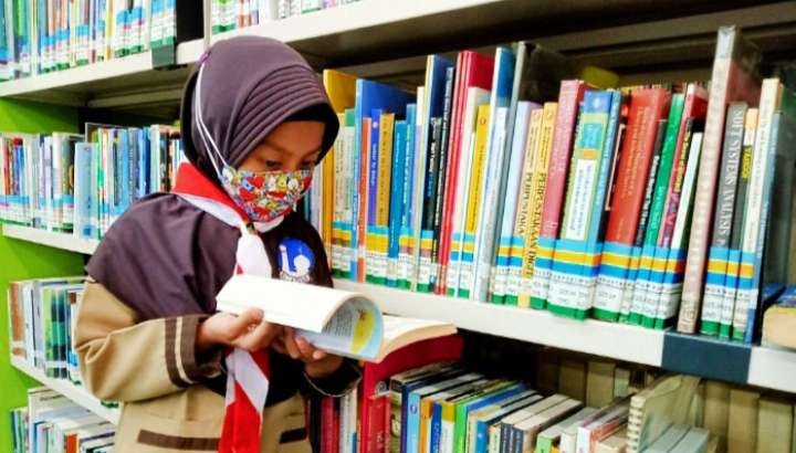 Membaca buku di perpustakaan di Indonesia menjadi sesuatu yang langka akibat rendahnya minat baca masyarakat (Foto: Asmanu Sudharso/Ngopibareng.id)